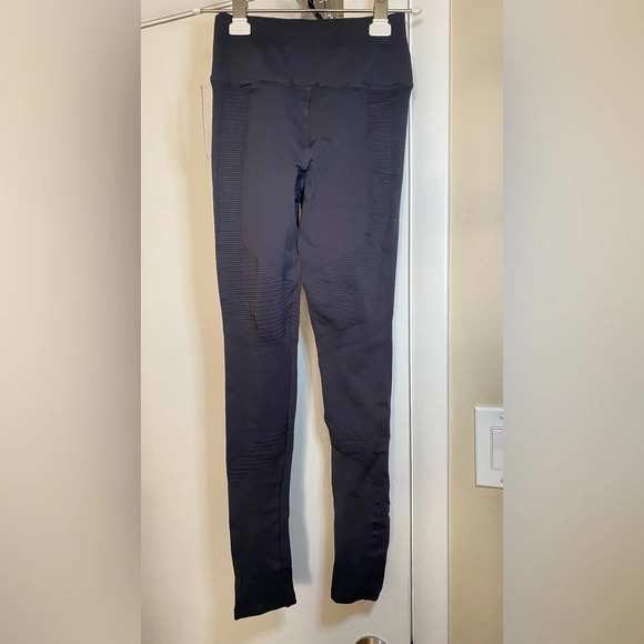 NWT Spiritual Gangster Textured Dark Gray Leggings Size XS/S - Picture 2 of 7